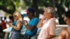 Cubanos comprueban la conexión a internet desde teléfonos móviles en La Habana, Cuba, el 10 de agosto de 2018.