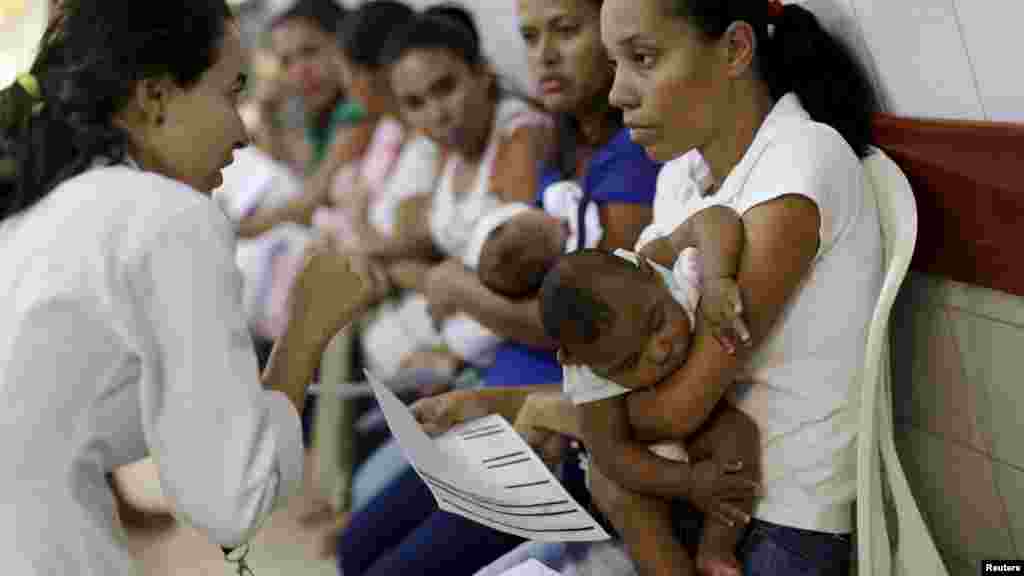 Des enfants atteints d’une microcéphalie, dans les bras de leurs mères, attendent des soins médicaux à l'hôpital Oswaldo Cruz, Recife, au Brésil, 26 janvier 2016.