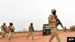 Des soldats burkinabés lors d'un entraînement avec des instructeurs de l'armée autrichienne, près d'Ouagadougo au Burkina Faso, le 13 avril 2018.