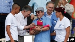 La noticia se produce como consecuencia del proceso de paz firmado entre el grupo de ex combatientes colombianos y el Gobierno del presidente Juan Manuel Santos.