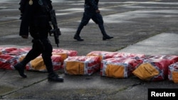 Un operativo antidrogas conjunto entre la DEA estadounidense y las fuerzas del orden en Guatemala, capturan un importante alijo de cocaína en Ciudad Guatemala, en octubre de 2013.