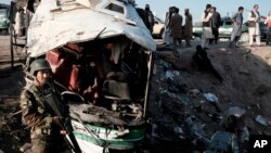 Serangan bom yang menghancurkan sebuah bus di Kabul (foto: ilustrasi). Sebuah serangan bom yang membakar bus di provinsi Parwan Utara menewaskan sedikitnya 8 orang. 