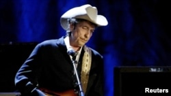 Musisi Rock Bob Dylan di Wiltern Theatre, Los Angeles, 5 Mei 2004. (REUTERS/Rob Galbraith/Files)