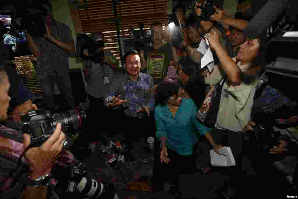 Mantan menteri pendidikan Chaturon Chaisang, yang menolak menyerahkan diri pada militer setelah dipanggil, bereaksi saat tentara memasuki Klub Koresponden Asing di Bangkok (27/5). (Reuters/Damir Sagolj)