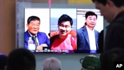 Televisi di stasiun kereta Seoul, Korea Selatan, menayangkan berita tentang tiga warga Amerika (dari kiri): Kim Dong Chul, Tony Kim dan Kim Hak Song, yang ditahan di Korea Utara (3/5). Presiden Donald Trump (9/5) mengatakan Menlu AS Mike Pompeo sedang dalam perjalanan kembali dari Korea Utara bersama ketiga warga AS ini dan mereka "terlihat dalam keadaan sehat."