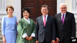 독일을 방문한 문재인 한국 대통령(가운데)과 부인 김정숙 여사가 5일 독일 베를린 대통령궁에서 독일 대통령 부부와 기념촬영을 하고 있다. 오른쪽은 프랑크 발터 슈타인마이어 독일 대통령, 왼쪽은 엘케 뷔덴벤더 여사.