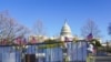 Las calles y avenidas alrededor del Capitolio han sido bloqueadas, seis días después del asalto al edificio por seguidores del presidente Donald Trump y en preparación para la toma de posesión del demócrata Joe Biden el 20 de enero. 