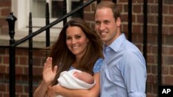 Pangeran William dan istrinya Kate, Duchess of Cambridge yang menggendong Pangeran George (23/7) sehari setelah dilahirkan. (AP/Matt Dunham)