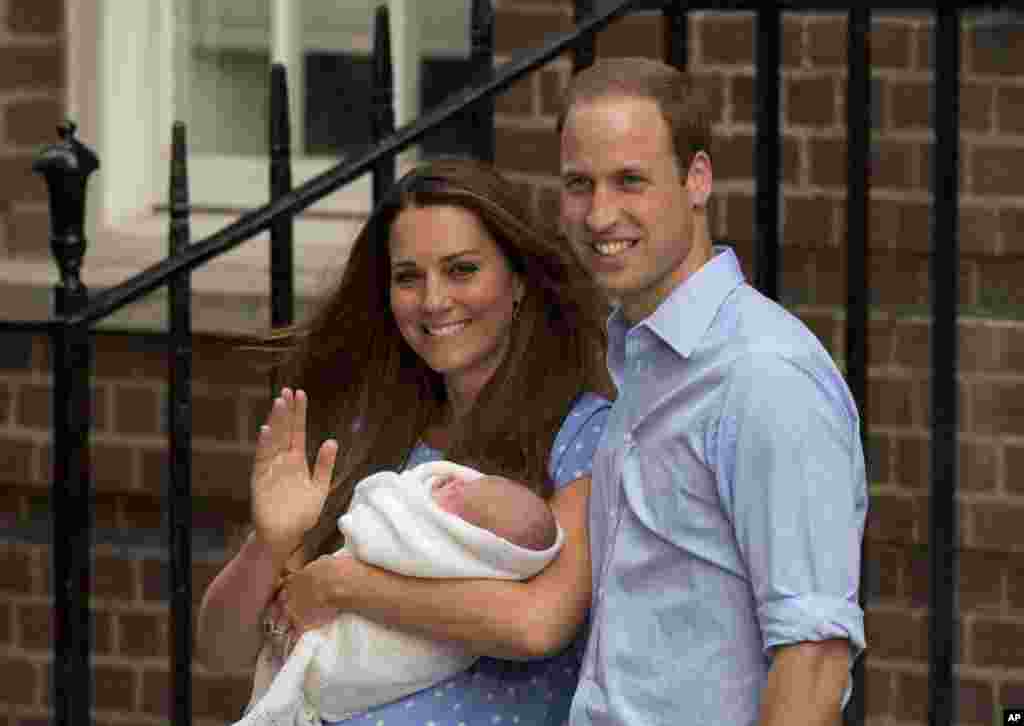 Pangeran William dan Kate, Duchess of Cambridge menggendong Prince of Cambridge (23/7) yang lahir sehari sebelumnya di Rumah Sakit St. Mary's di London. (AP/Matt Dunham)