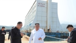 김정은 북한 국무위원장이 지난 2019년 10월 금강산 관광지구를 바운하고 남측 시설 철거를 지시했다고, 조선중앙통신이 보도했다. 김 위원장 일행 뒤로 해금강호텔이 보인다.