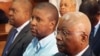 Ndambi Guebuza, no centro, com o pai Armando Guebuza, à sua esquerda