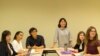 미국 조지메이슨 대학교의 강의실에서 교수들과 학생들이 북한말 강좌를 듣고 있다. 캐런 씨 (왼쪽 두 번째부터) ,김대용 교수, 정영아 교수, 코트니 제임스 양. 