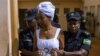 Diane Rwigara escortée par des policiers dans une salle d'audience à Kigali, au Rwanda, le 11 octobre 2017.