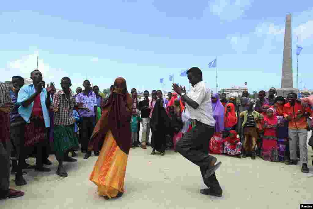 Somali residents dance to traditional songs while celebrating the Muslim Eid al-Fitr holiday, which marks the end of the fasting month of Ramadan, north of the capital, Mogadishu, August 8, 2013. 