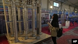 جمهوری اسلامی بخش‌هایی از آنچه دستاوردهای هسته‌ای می‌نامد را در نمایشگاه‌های حکومتی رونمایی می‌کند. 