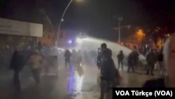 İçişleri’nin kayyum açıklaması üzerine Tunceli’de kayyum kararını protesto etmek için belediye önünde toplananlara polis TOMA’lardan gaz ve suyla sert müdahale etmeye başladı.