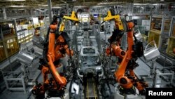 Autonomous robots assemble an X model SUV at the BMW manufacturing facility in Greer, South Carolina, U.S. November 4, 2019. REUTERS/Charles Mostoller - RC1CD125EFB0