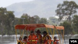 Los rescatistas ayudan en la evacuación de los pobladores de Rockhampton.
