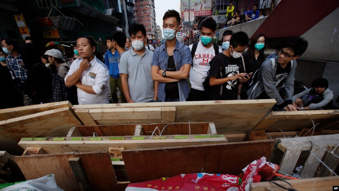 Demonstranti brane improvizovane barikade u četvrti Mong Kok u Hong Kongu 18. oktobra 2014.