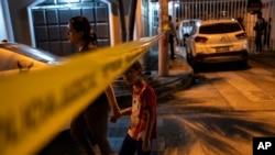 ARCHIVO: Una cinta amarilla marca el sitio de una escena de crimen en Guayaquil, Ecuador, el 28 de septiembre de 2023.