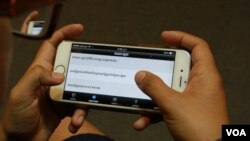 A user explores “Cambodian Voter’s Voice”, a new mobile app developed by Cambodia's election watchdog COMFREL, on August 27, 2015. (Hean Socheata/VOA Khmer) 