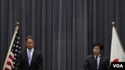 El secretario del Tesoro, Timothy Geithner y el ministro de Finanzas de Japón, Jun Azumi durante la conferencia de prensa en Tokio.