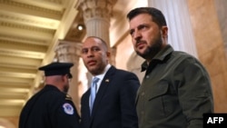 Ukraina Prezidenti Vladimir Zelenskiy (o'ngda) AQSh Kongressi yetakchilari bilan uchrashish uchun Kapitoliyga tashrif buyurdi, Vashington, AQSh, 2023-yil, 21-sentabr.