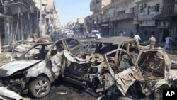 Foto ini dirilis oleh Pusat Media ISIS Raqqa, kelompok militan ekstrimis, menunjukkan mobil yang rusak akibat serangan udara pemerintah Suriah di Raqqa, Sabtu, 6 September 2014.