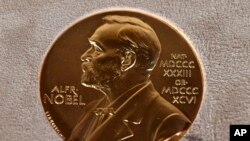 ARCHIVO - Una medalla Nobel exhibida durante una ceremonia en Nueva York. (Angela Weiss/Pool Photo vía AP, archivo)