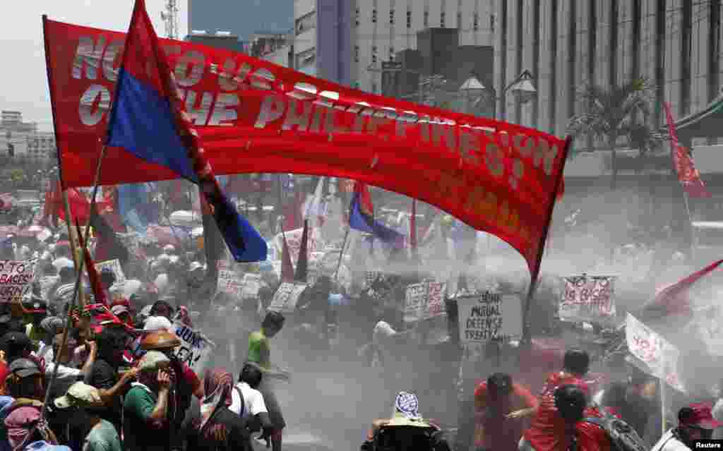 Police use a water cannon on "Bayan Muna" (My Country First) activists who tried to march to the U.S. embassy protesting President Barack Obama's visit, Manila April 29, 2014. 