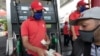 Un cliente paga con dólares estadounidenses para abastecer su motocicleta en una gasolinera en Caracas, Venezuela, el 1 de junio de 2020.