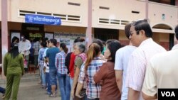 រូបឯកសារ៖ ទិដ្ឋភាពនៅការិយាល័យបោះឆ្នោតមួយនៅក្រុងកំពង់ចាម កាលពីថ្ងៃអាទិត្យទី២៨ ខែកក្កដា ឆ្នាំ២០១៣។ (ហេង រស្មី/VOA)