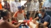 En la frontera colombo – venezolana, el líder opositor Leopoldo López escucho de primera mano las historias de sus compatriotas que han salido de su país huyendo a la crisis económica y social. Foto Cortesía leopoldolopez.com.