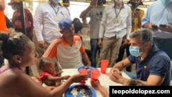 En la frontera colombo – venezolana, el líder opositor Leopoldo López escucho de primera mano las historias de sus compatriotas que han salido de su país huyendo a la crisis económica y social. Foto Cortesía leopoldolopez.com.