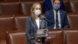 En esta imagen de video, la representante Madeleine Dean, demócrata de Pensilvania, habla mientras la Cámara debate la objeción para confirmar el voto del Colegio Electoral de Pensilvania, en el Capitolio de EE. UU. el jueves 7 de enero de 2021.