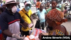 Un marchand opportuniste de masques, au marché Total de Bacongo, à Brazzaville, le 19 mars 2020 (VOA/Arsène Séverin) 