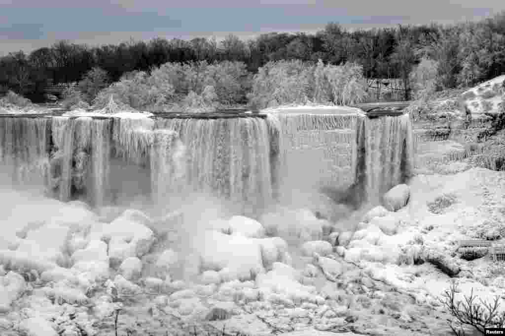 ជ្រោះ Niagara Falls នៃសហរដ្ឋអាមេរិកក្នុងរដ្ឋញូវយ៉កបានកកដោយសារតែសីតុណ្ហភាពក្រោមសូន្យកាលពីថ្ងៃទី២២ ខែមករា ឆ្នាំ២០១៩។
