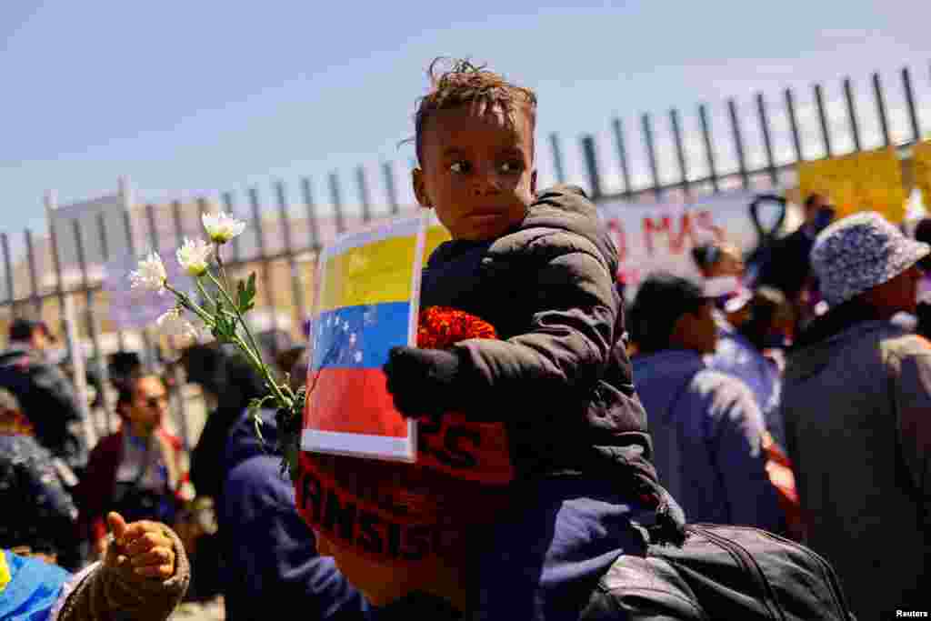 Migrantes y activistas participaron en una protesta frente al edificio del Instituto Nacional de Migración (INM) luego de que estallara el incendio.