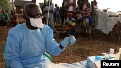Un médecin donne des médicaments contre la fièvre de Lassa, au Nigeria. 