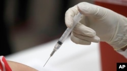 Sebuah jarum suntik yang berisikan dengan vaksin influenza menandai saat vaksinasi flu di Eastfield College di Mesquite, Texas, Kamis, 23 Januari 2020. (Foto: AP/LM Otero)