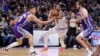 Bogdan Bogdanović i Nemanja Bjelica pokušavaju da zaustave Montea Morisa iz Denvera na utakmici Sakramento - Denver u "Golden 1 centru" u Sakramentu (Foto: AP/Rich Pedroncelli) 
