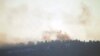 El humo se eleva después de un bombardeo israelí en la aldea de Odaisseh, cerca de la frontera con Israel, en el sur del Líbano, el viernes 13 de octubre de 2023. (Foto AP/Bilal Hussein)