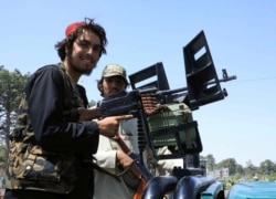 Fuerzas talibanes patrullan las calles en Herat, Afganistán, el 14 de agosto de 2021.