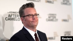 ARCHIVO: El miembro del reparto Matthew Perry posa en el estreno de la serie de televisión "The Kennedys After Camelot" en el Paley Center for Media en Beverly Hills, California, EEUU, el 15 de marzo de 2017. REUTERS/Mario Anzuoni
