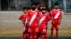 Niños ecuatorianos asisten a la academia de fútbol Jaime Páez al comenzar el año académico el 1 de septiembre de 2021 en Quito.