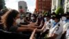 Manifestantes realizan gestos de pacifismo frente a los agentes policiales durante las protestas en Guatemala, el 28 de noviembre de 2020.
