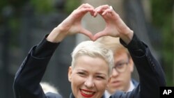 Maria Kolesnikova, una de las líderes de oposición bielorrusas hace un gesto a seguidores en Minsk, el 27 de agosto de 2020.