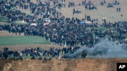Soldados israelíes vigilan frente a una manifestación de palestinos en la frontera entre Israel y la Franja de Gaza el viernes, 30 de marzo, de 2018.