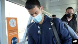 Petenis nomor satu dunia, Novak Djokovic saat tiba di bandara internasional Beograd, Serbia hari Senin (17/1). 