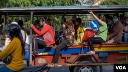 រូបឯកសារ៖ កម្មករ​រោងចក្រ​កាត់ដេរ​មួយកន្លែង​ជិះ​រ៉ឺម៉ក​ជាក្រុម​ពេលចេញ​ពី​ធ្វើការ​ ​នៅ​ល្ងាច​ថ្ងៃទី​១១ ខែមិថុនា ឆ្នាំ២០២០ រាជធានី​ភ្នំពេញ​ ប្រទេស​កម្ពុជា​។ (ទុំ ម្លិះ/VOA)